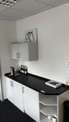 1 Arbeitszeile, ca. 2 lfd. m bestehend aus Unter- und Wandhängeschränken